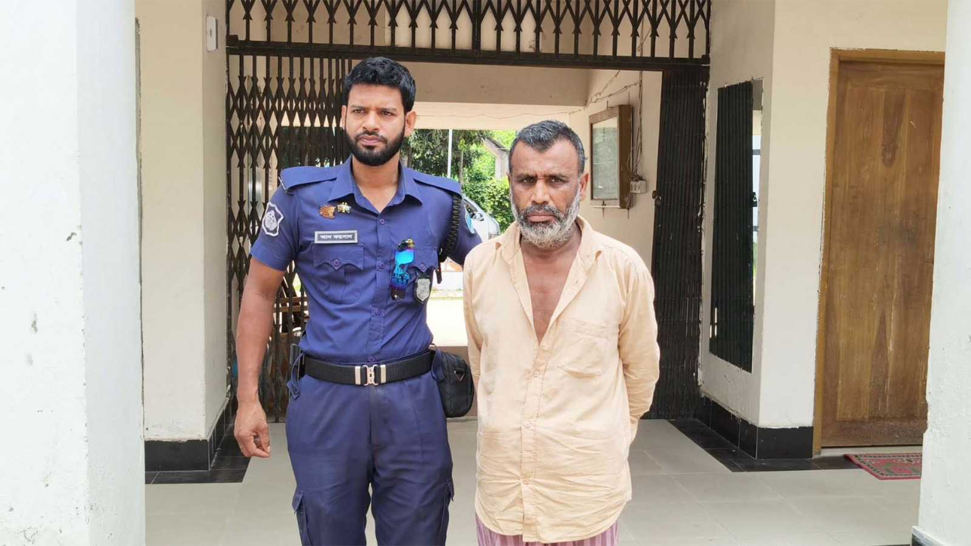 অর্থের বিনিময়ে ‘প্রক্সি’ হাজিরা, জামিন পেতেই জেলগেটে আবার গ্রেফতার